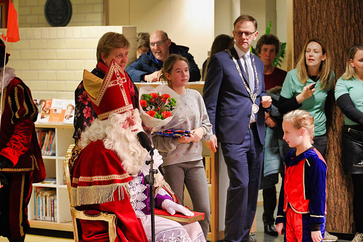 Aankomst van de Sint en zijn Zwarte Pieten in Waarder_079